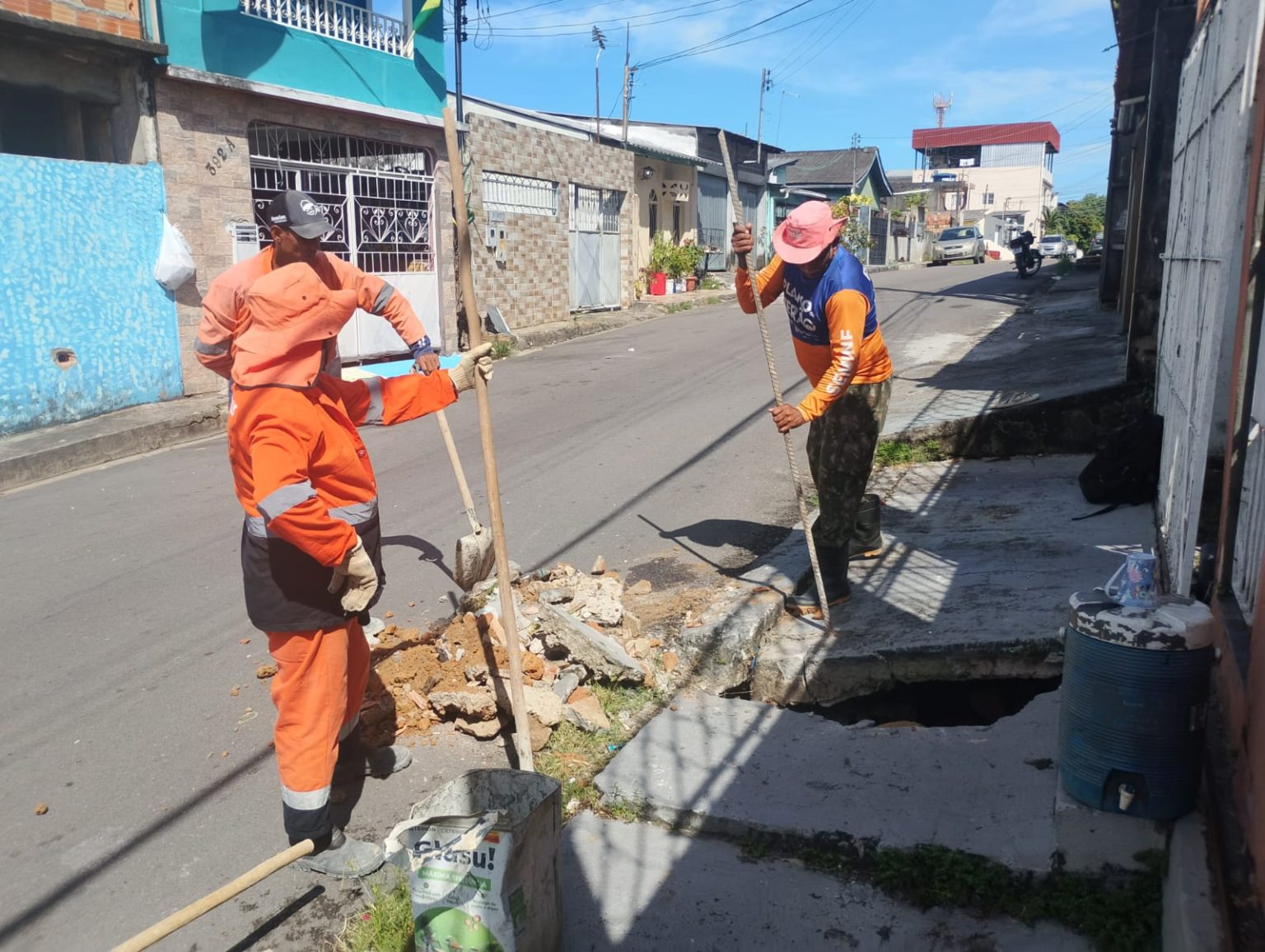 Prefeitura de Manaus realiza manutenção da drenagem no bairro Alvorada 2 e repara a rede de escoamento das águas pluviais