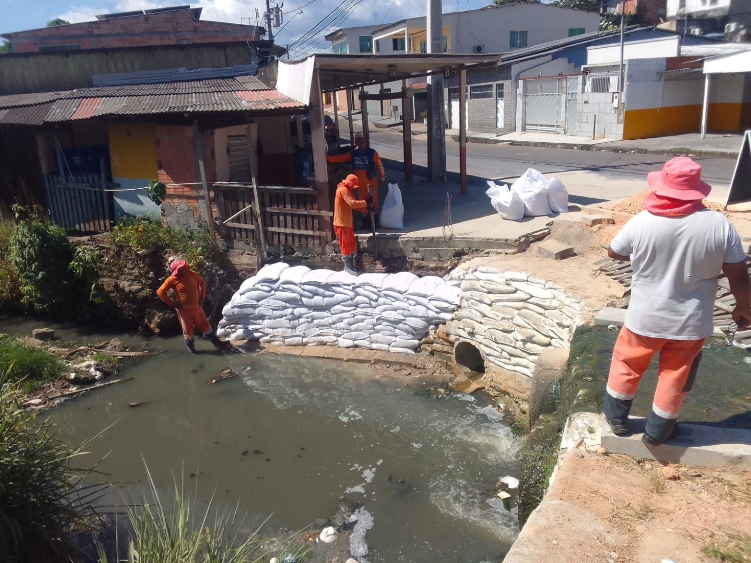 Prefeitura de Manaus avança com obra de contenção em rip-rap na rua Iranduba para estabilizar talude e prevenir erosões