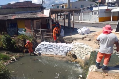 Prefeitura de Manaus avança com obra de contenção em rip-rap na rua Iranduba para estabilizar talude e prevenir erosões