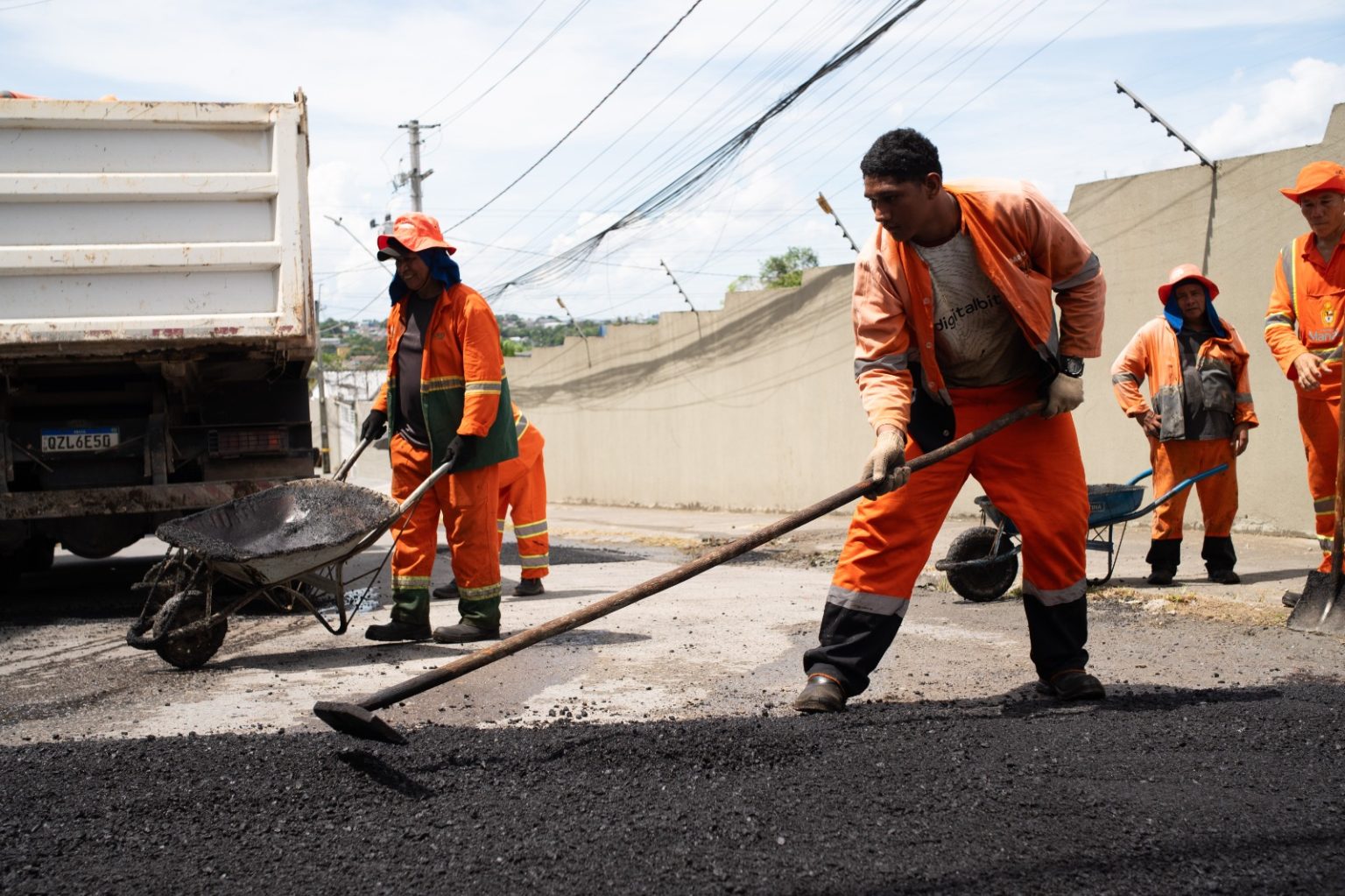 Manutenção asfáltica na rua Barão de Santo Ângelo avança e reforça operação tapa-buracos em Manaus