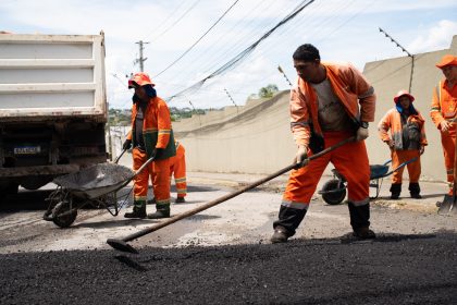 Manutenção asfáltica na rua Barão de Santo Ângelo avança e reforça operação tapa-buracos em Manaus