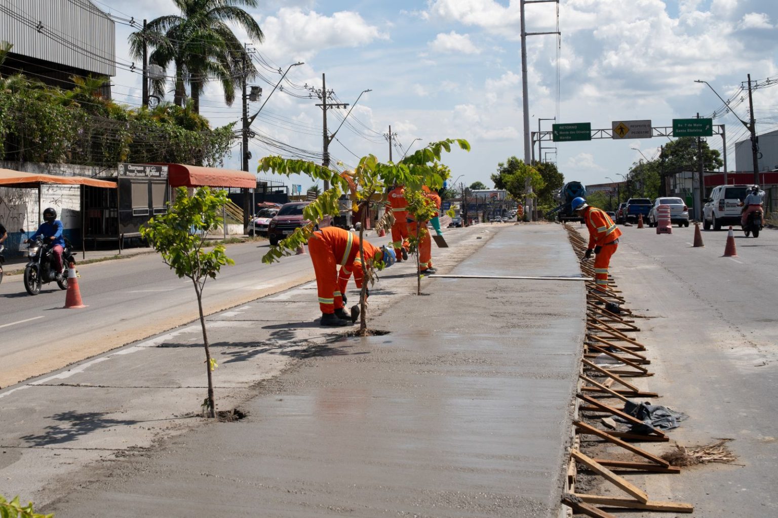 Prefeitura de Manaus inicia revitalização dos canteiros centrais em dez corredores viários da cidade