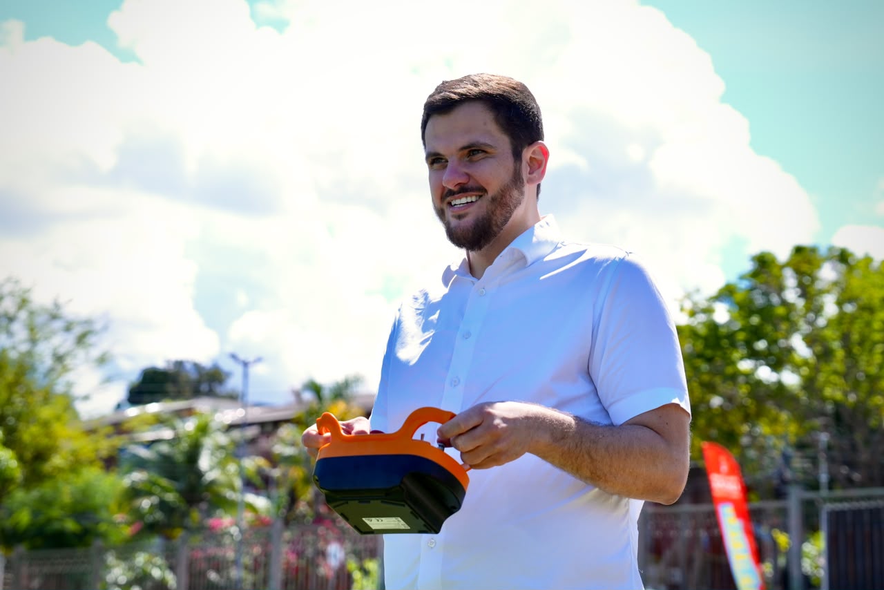Manaus incorpora robôs cortadores de grama à Semulsp para ampliar atendimento e eficiência da limpeza pública