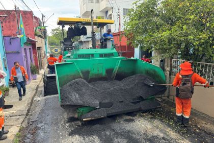 Recapeamento nas ruas 8 de Dezembro e Conde dos Arcos em Manaus usa 100 toneladas de massa asfáltica