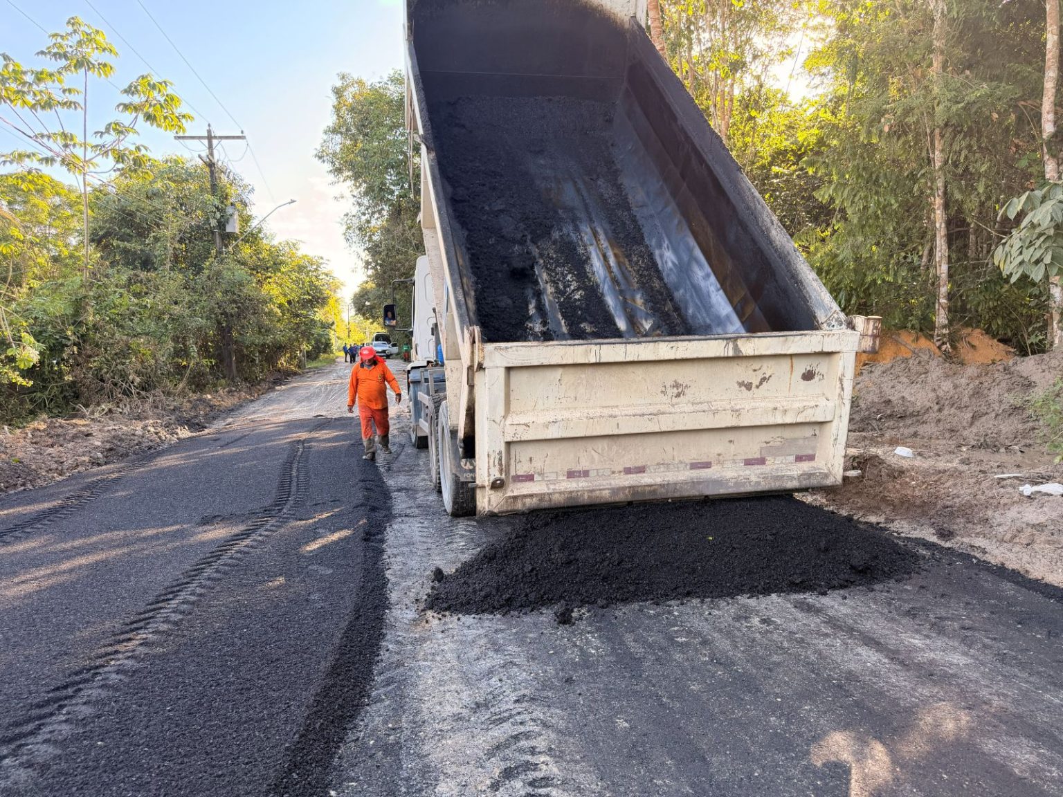 Prefeitura de Manaus aplica 120 toneladas de asfalto no ramal do Brasileirinho e amplia acesso na zona Leste