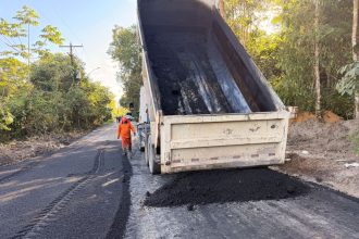Prefeitura de Manaus aplica 120 toneladas de asfalto no ramal do Brasileirinho e amplia acesso na zona Leste