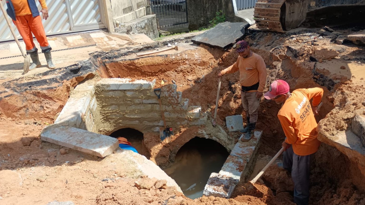 Manaus implanta nova rede de drenagem profunda na rua Criciúma para reduzir alagamentos e fortalecer escoamento das águas pluviais