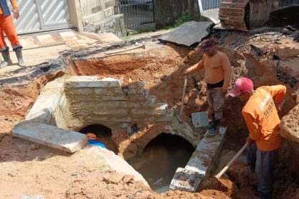 Manaus implanta nova rede de drenagem profunda na rua Criciúma para reduzir alagamentos e fortalecer escoamento das águas pluviais