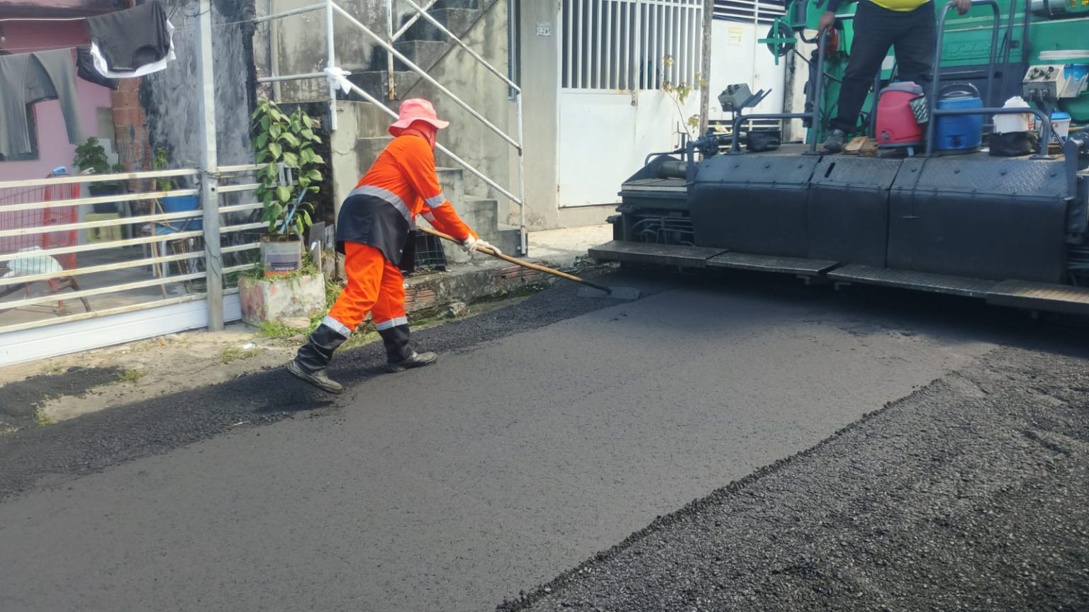 Recapeamento no Parque 10 de Novembro em Manaus recupera rua Vista Alegre com 100 toneladas de asfalto