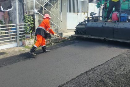 Recapeamento no Parque 10 de Novembro em Manaus recupera rua Vista Alegre com 100 toneladas de asfalto