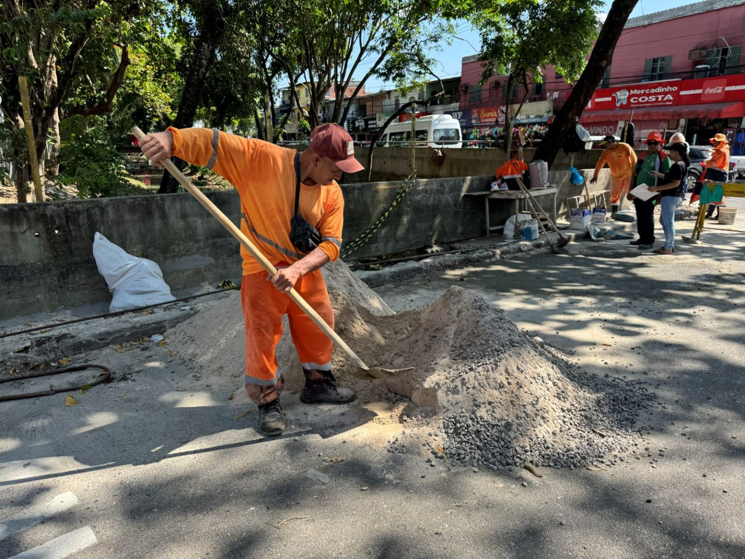 Reconstrução do passeio da rua Ouro Preto em Manaus avança para restabelecer circulação de pedestres e acessibilidade