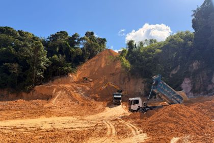 Prefeitura de Manaus avança em obras de contenção de erosão na rua Topázio para reforçar segurança dos moradores