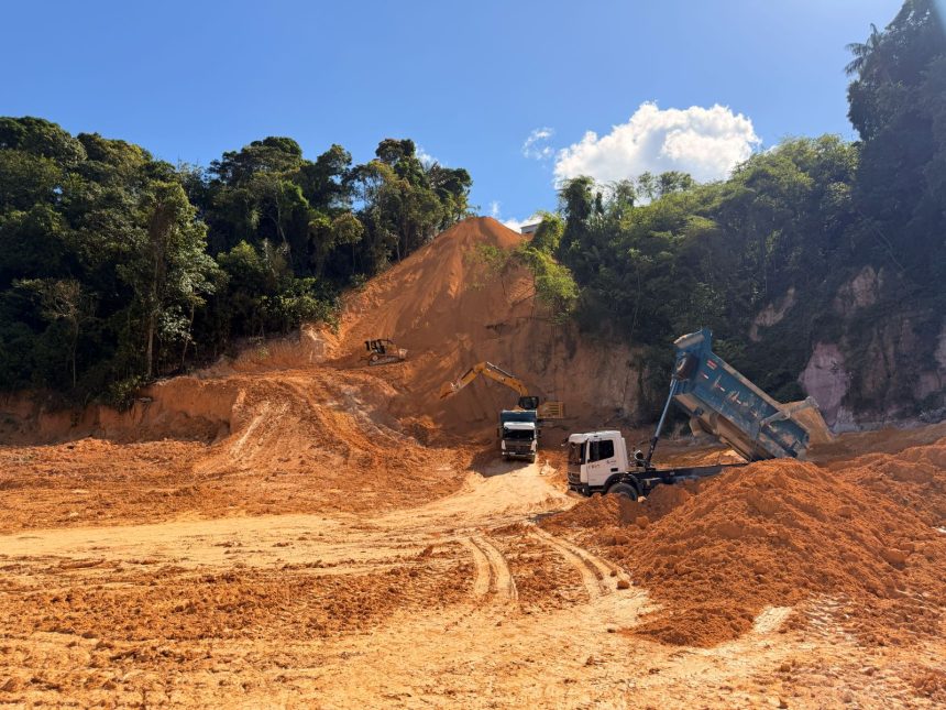 Prefeitura de Manaus avança em obras de contenção de erosão na rua Topázio para reforçar segurança dos moradores
