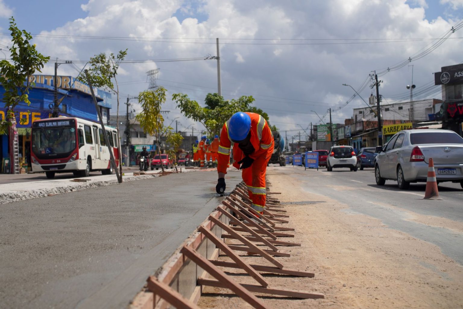 Prefeitura de Manaus avança na revitalização do canteiro central da avenida Margarita para ampliar segurança e acessibilidade