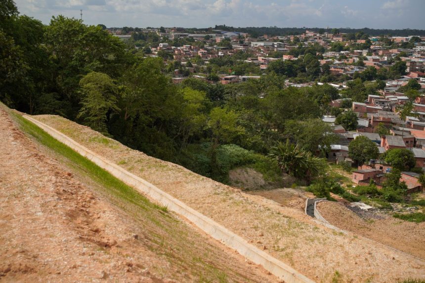 Recuperação da rua Ladário em Manaus avança com contenção da erosão e prepara recomposição da pavimentação