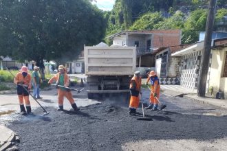 Recuperação asfáltica em Manaus garante manutenção na rua 16 de Agosto no Riacho Doce