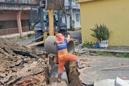 Prefeitura de Manaus executa obra de drenagem profunda na rua Doutor Amadeu Furtado para reduzir alagamentos