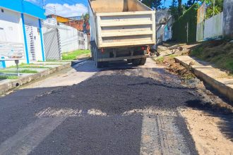 Recuperação asfáltica na rua Presidente Coimbra da Cruz avança e melhora mobilidade no Novo Aleixo, zona Norte de Manaus