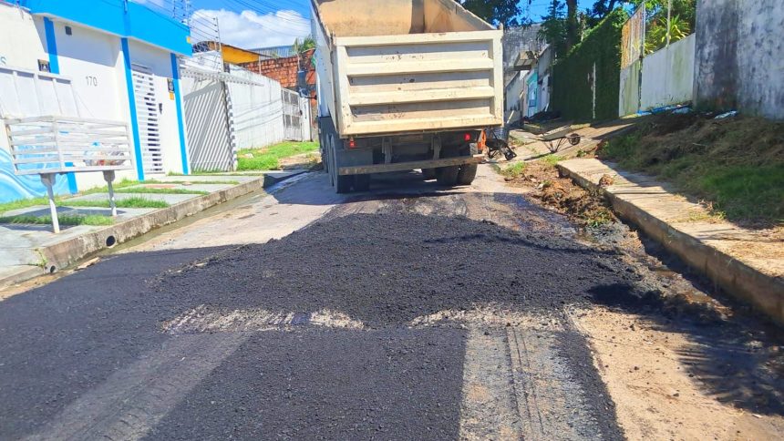 Recuperação asfáltica na rua Presidente Coimbra da Cruz avança e melhora mobilidade no Novo Aleixo, zona Norte de Manaus