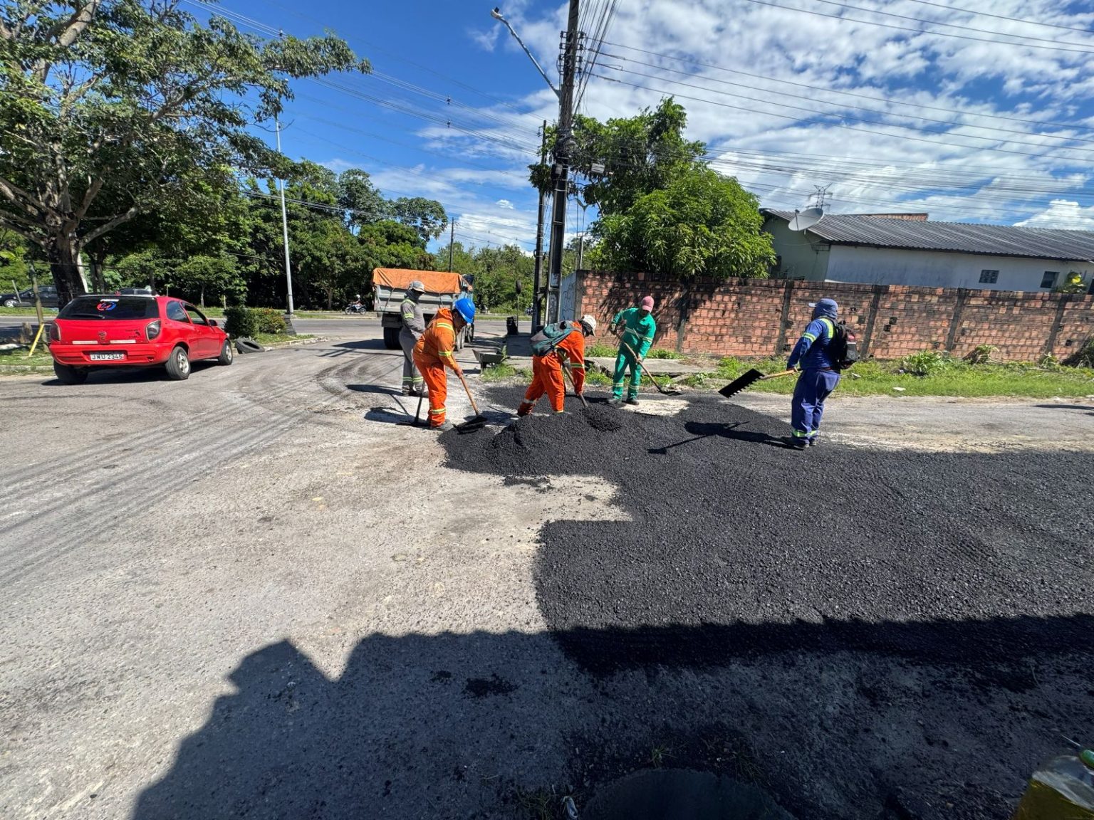 Prefeitura de Manaus intensifica operação tapa-buracos na rua Rio Tijuca no Novo Aleixo