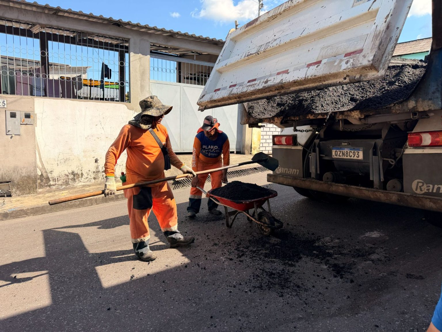 Recuperação asfáltica avança na rua Ovídio Gomes Monteiro em Manaus e melhora circulação local