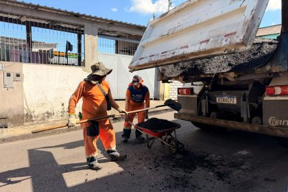 Recuperação asfáltica avança na rua Ovídio Gomes Monteiro em Manaus e melhora circulação local