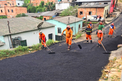 Prefeitura de Manaus intensifica recuperação asfáltica na rua Edgar Quinet e amplia manutenção viária na zona Norte