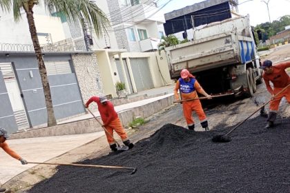 Prefeitura de Manaus realiza recuperação asfáltica na rua Minas Gerais no bairro Flores para renovar o pavimento e melhorar a mobilidade