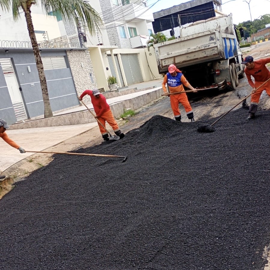 Prefeitura de Manaus realiza recuperação asfáltica na rua Minas Gerais no bairro Flores para renovar o pavimento e melhorar a mobilidade