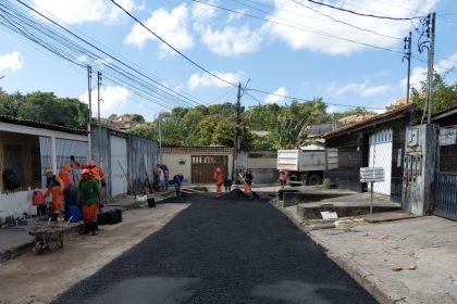 Prefeitura de Manaus amplia recuperação asfáltica na rua Araci para melhorar mobilidade e segurança
