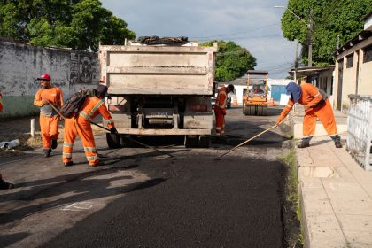 Prefeitura de Manaus realiza recuperação asfáltica na rua K do bairro Cidade Nova em 17/7