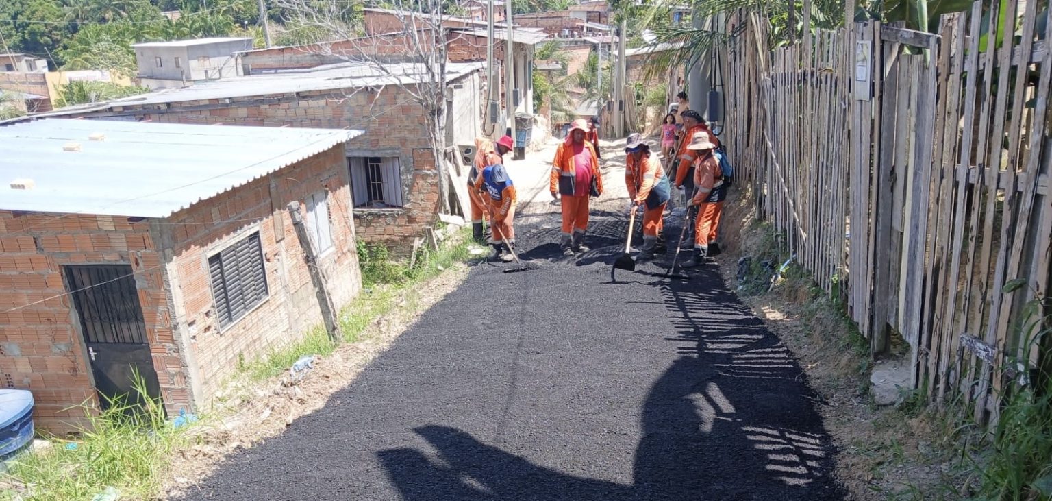 Prefeitura de Manaus inicia pavimentação da rua Mamão em Jorge Teixeira e aplica asfalto pela primeira vez