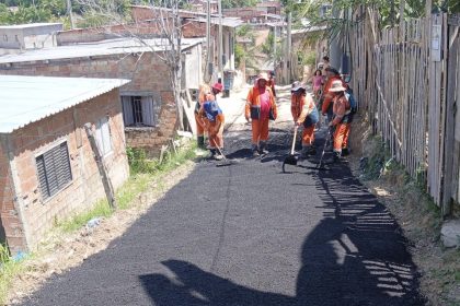 Prefeitura de Manaus inicia pavimentação da rua Mamão em Jorge Teixeira e aplica asfalto pela primeira vez