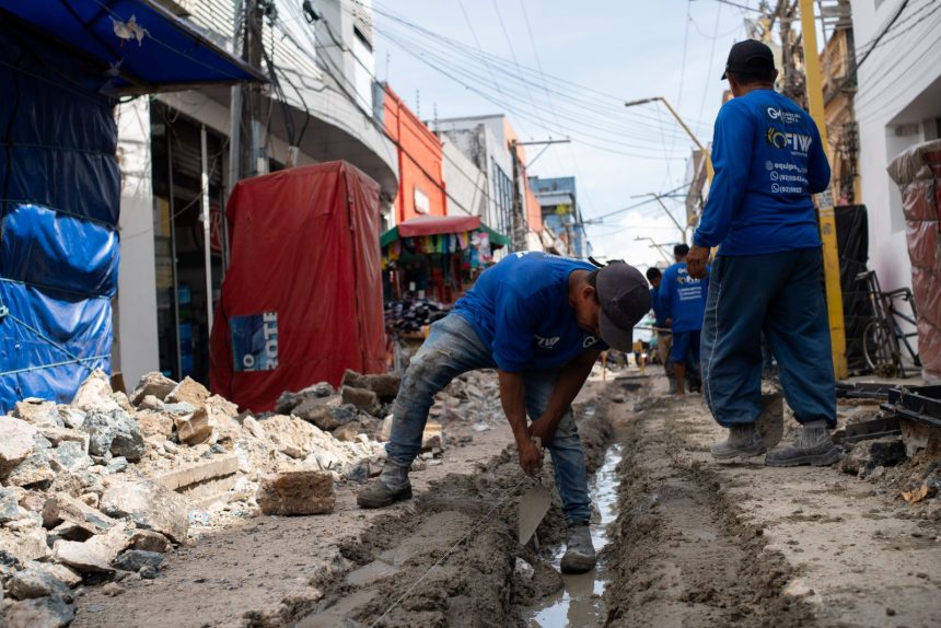 Prefeitura de Manaus inicia revitalização da rua Guilherme Moreira com substituição de grelhas e recuperação da drenagem no centro histórico