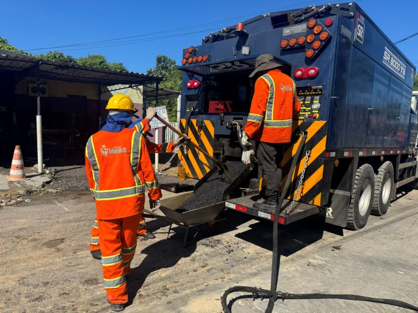 Prefeitura de Manaus usa caminhão TBR para acelerar manutenção asfáltica na rua Louro Chumbo no Monte das Oliveiras
