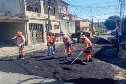 Prefeitura de Manaus avança em manutenção asfáltica e recupera rua Beira Rio na zona Leste