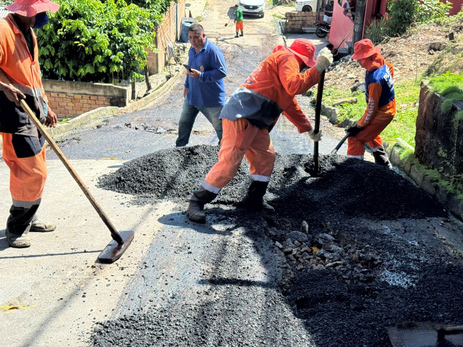 Manutenção asfáltica na rua Edgar Quinet em Monte Sinai recupera via e melhora mobilidade em Manaus
