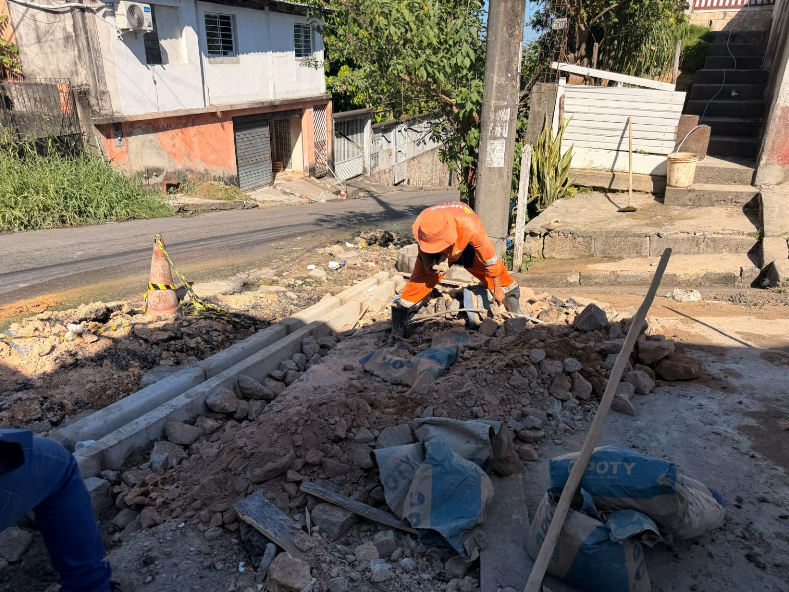 Drenagem superficial da Prefeitura de Manaus implanta canaleta no cruzamento das ruas Guanabara e Paraguaçu em Petrópolis