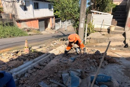 Drenagem superficial da Prefeitura de Manaus implanta canaleta no cruzamento das ruas Guanabara e Paraguaçu em Petrópolis