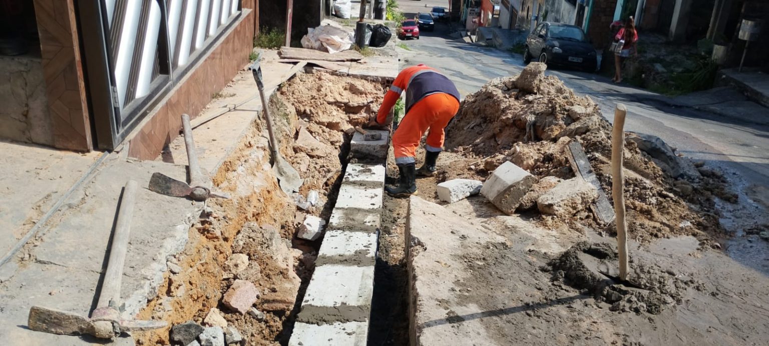 Prefeitura de Manaus reforça rede de drenagem profunda na rua Rio Sepatini para recuperar via e prevenir erosões