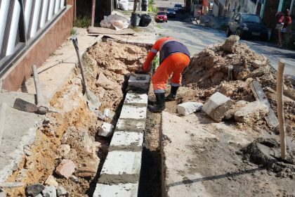 Prefeitura de Manaus reforça rede de drenagem profunda na rua Rio Sepatini para recuperar via e prevenir erosões