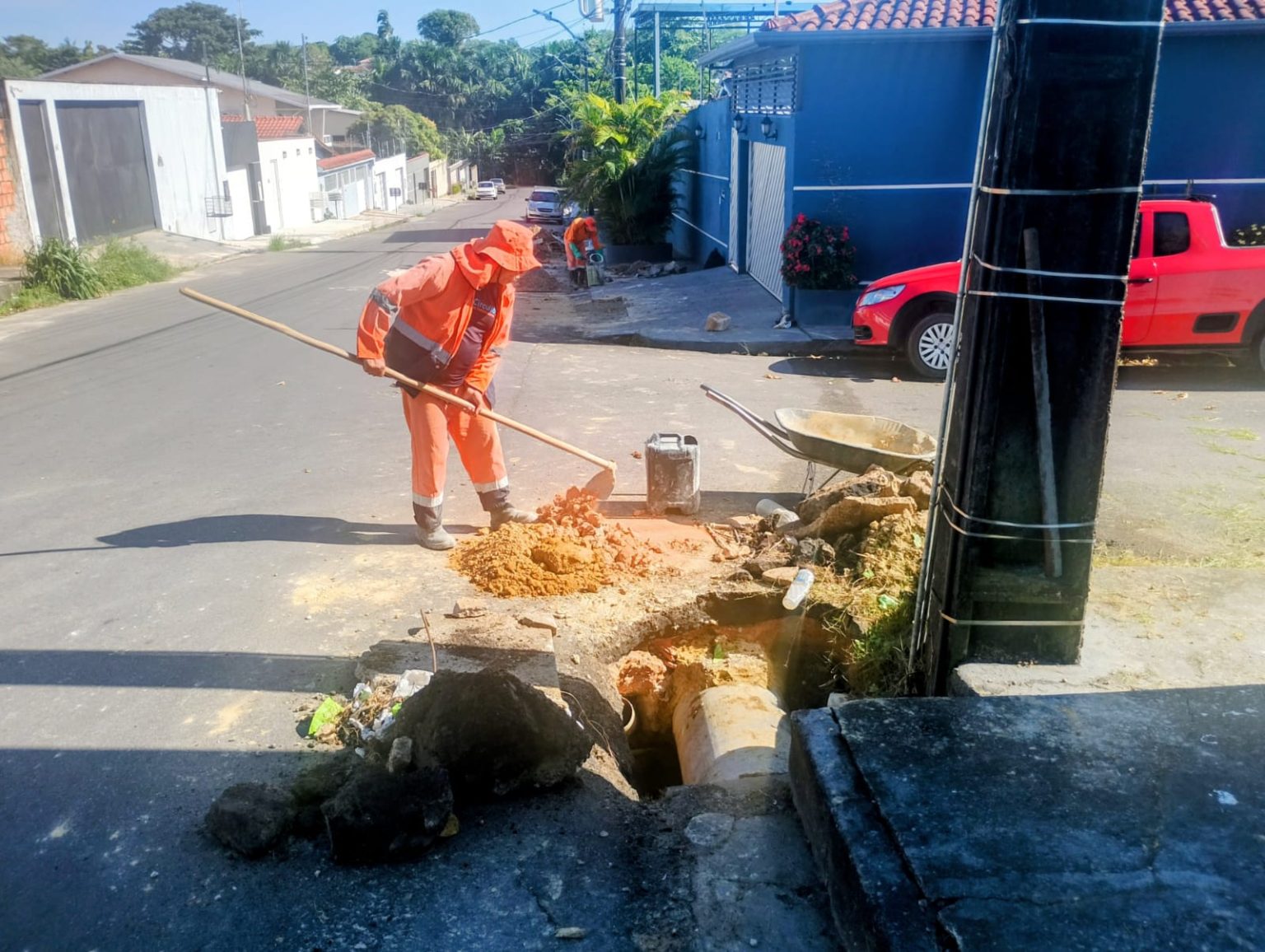 Prefeitura de Manaus recupera sistemas de drenagem na rua Rabat para reduzir riscos de alagamentos e preservar vias
