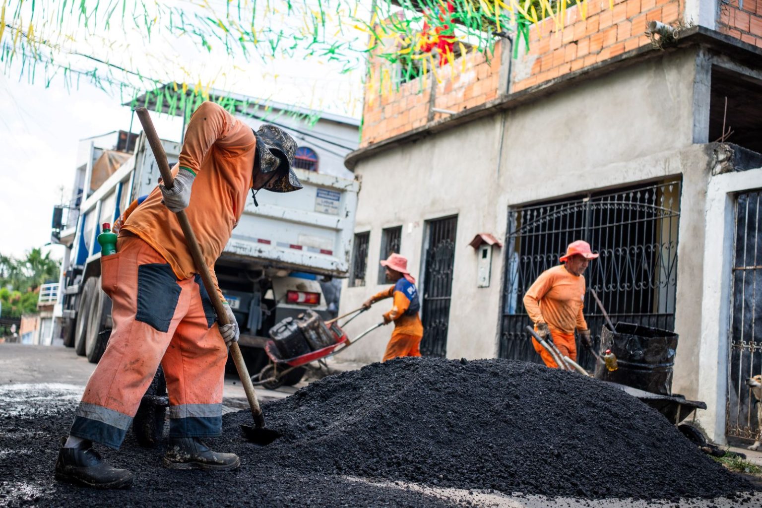 Operação Tapa-Buracos recupera rua Dona Beija e melhora tráfego na zona Centro-Oeste de Manaus
