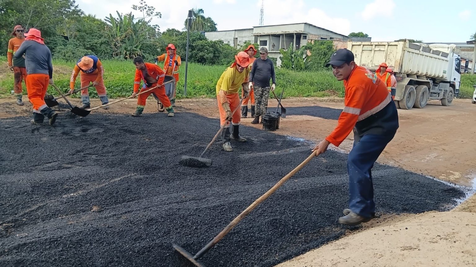 Manutenção asfáltica em Manaus recupera rua Praia do Arpoador e melhora trafegabilidade no Tarumã