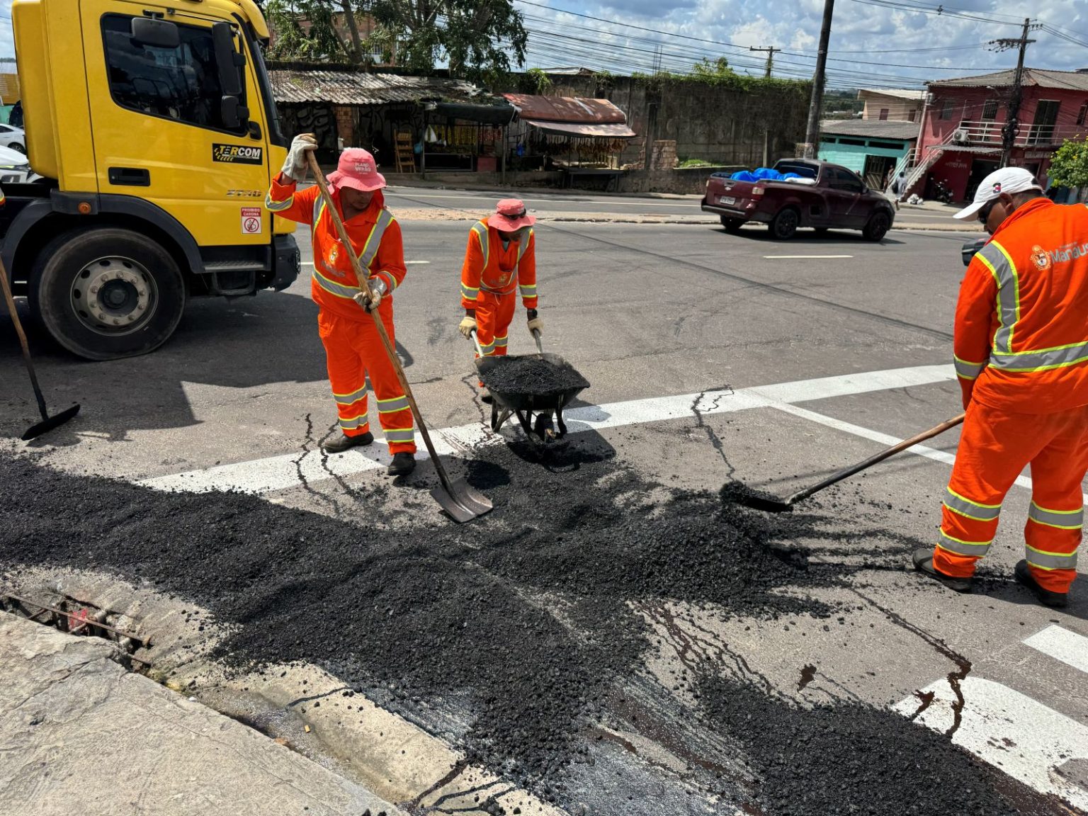 Programa Manaus que a Gente Cuida realiza recuperação asfáltica na rua Samambaia em Santa Etelvina