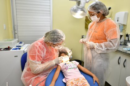 Prefeitura de Manaus realiza ação de saúde bucal infantil na USF Áugias Gadelha durante campanha Julho Laranja