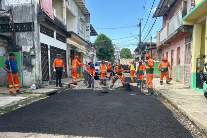 Prefeitura de Manaus intensifica recuperação asfáltica na rua Padre Francisco em Coroado 3 nesta quinta-feira