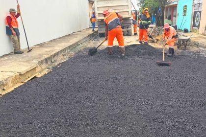 Prefeitura de Manaus realiza recuperação asfáltica na rua Luís Aguiar e reforça drenagem na Cidade Nova
