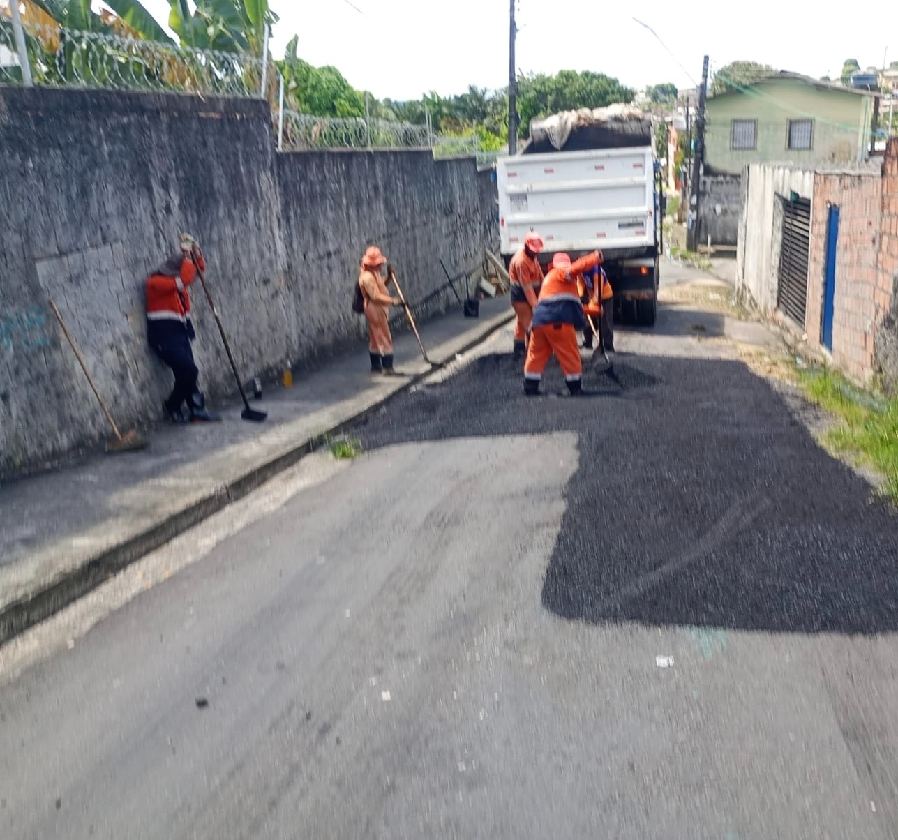 Manaus que a Gente Cuida intensifica recuperação asfáltica na rua das Missões em Colônia Terra Nova, zona Norte