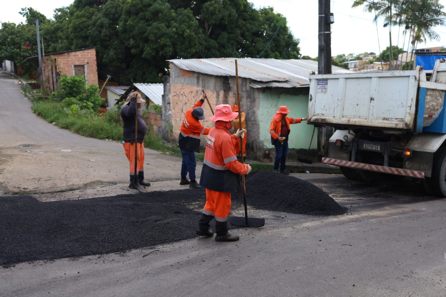 Prefeitura de Manaus amplia operação tapa-buracos e recupera rua Leonita Almeida na zona Norte